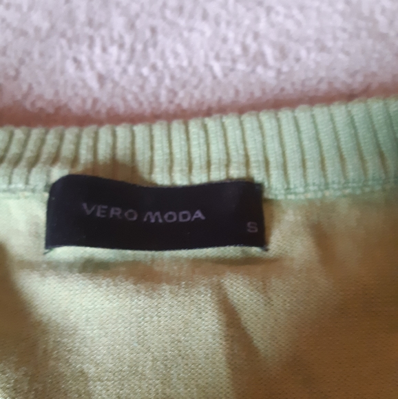 Green V-neck top - Picture 2 of 2